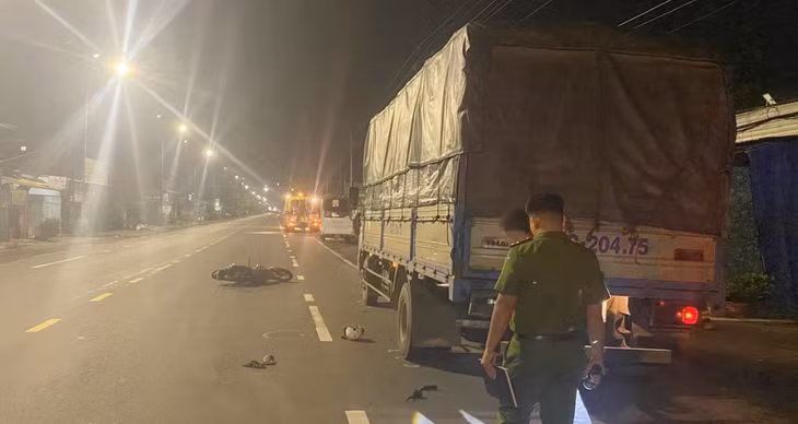 Cơ quan chức năng của tỉnh Đồng Tháp điều tra làm rõ vụ tai nạn giao thông khiến một người tử vong xảy ra vào tối 8.9 trên Quốc lộ 50. Ảnh: Minh Thanh