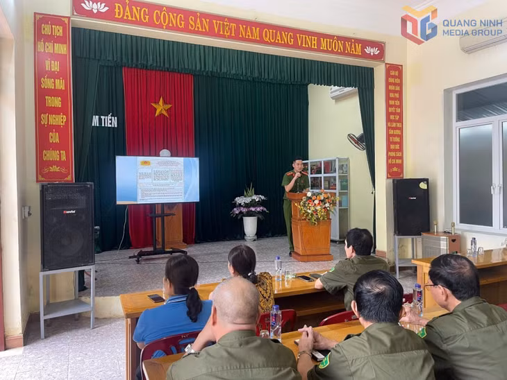 Công an phường Cẩm Phả tuyên truyền, nâng cao nhận thức pháp luật về tội sử dụng trái phép chất ma tuý. Ảnh: Trần Lâm (Công an phường Cẩm Phả)