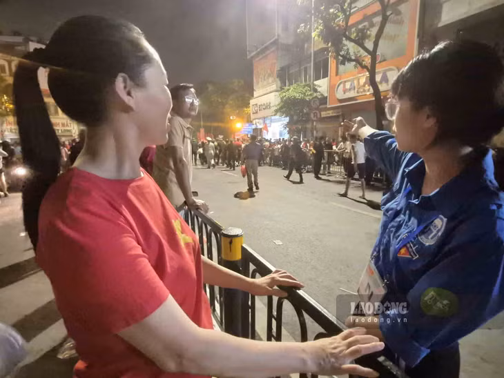 Kim Thị Hồng Ánh, sinh viên năm 2 Đại học Mở Hà Nội thực hiện nhiệm vụ tại tuyến đường Nguyễn Thái Học, rạng sáng 2.9. Ảnh: Trần Tuấn
