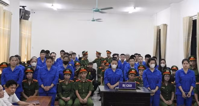 Các bị cáo trong đường dây mua bán, tàng trữ trái phép chất ma túy tại Phú Thọ. Ảnh: Bình Khang