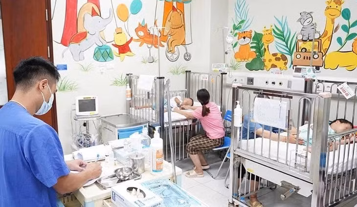Hai trẻ bị ong đốt đang được điều trị tại Bệnh viện Nhi trung ương - Ảnh: BVCC