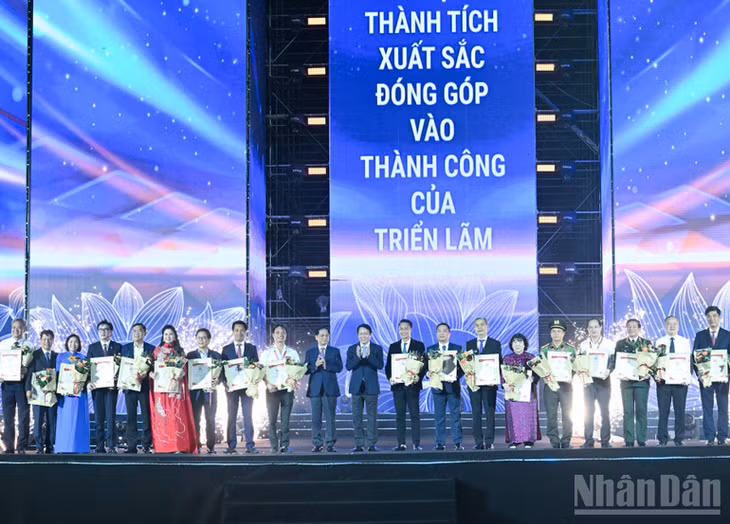 Bộ trưởng Công an Lương Tam Quang trao giải thưởng "Không gian trưng bày tiêu biểu" tặng các đơn vị. (Ảnh: TRẦN HẢI)