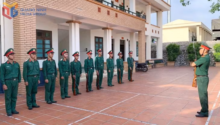 Mỗi cán bộ, chiến sĩ Ban Chỉ huy PTKV 4 - Hạ Long luôn nêu cao bản lĩnh chính trị, phát huy tinh thần thi đua, xây dựng đơn vị vững mạnh toàn diện.&nbsp;