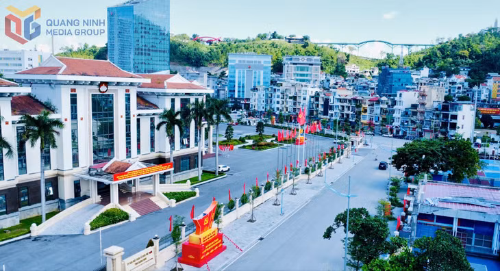 Phường Hồng Gai lắp đặt các cụm Pano áp phích rực rỡ chào mừng Đại hội đại biểu Đảng bộ tỉnh lần thứ XVI dọc các trục đường chính. Ảnh: Minh Hà