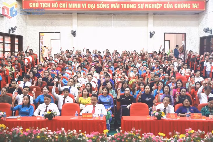 Đại biểu biểu quyết thông qua nghị quyết Đại hội Đảng bộ xã Bình Liêu khoá I nhiệm kỳ 2025-2030.