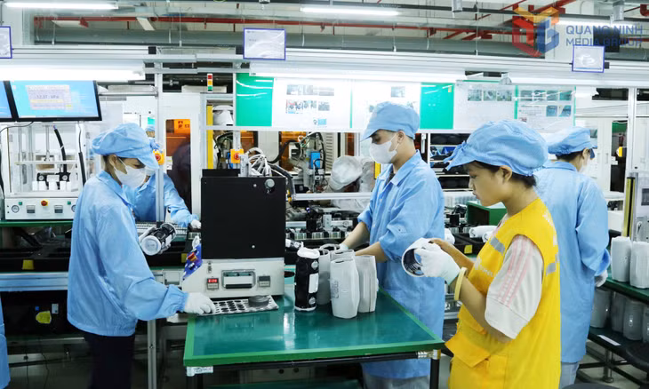 Sản xuất sản phẩm y tế tại Công ty TNHH Intco Medical Technology Việt Nam tại KCN Đông Mai. 