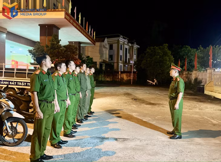 Công an đặc khu Cô Tô chuẩn bị tuần tra ban đêm nhằm đảm bảo ANTT trên địa bàn.