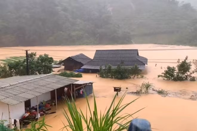 Bản Bang, xã Mường Bang, tỉnh Sơn La bị cô lập, ngập sâu. Ảnh: Trường Sơn