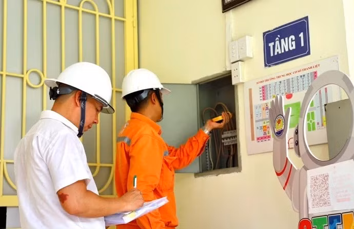 Nhân viên điện lực đo công tơ điện - hệ thống hạ tầng đảm bảo là yêu cầu để triển khai giá hai thành phần - Ảnh: C.DŨNG