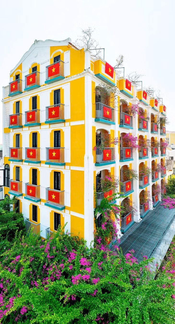 Khu lưu trú Son Boutique Hoi An trang trí cờ Tổ quốc dịp Quốc khánh 2-9 - Ảnh: LƯƠNG QUÝ NHÂN