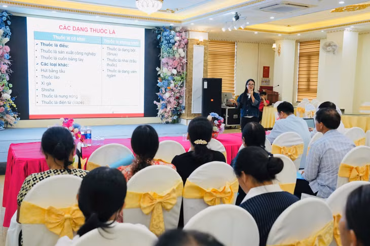 Cán bộ CDC Quảng Ninh tập huấn nâng cao năng lực cho cán bộ y tế, cộng tác viên và nhân viên y tế thôn bản về tư vấn cai nghiện thuốc lá tại đặc khu Vân Đồn.
