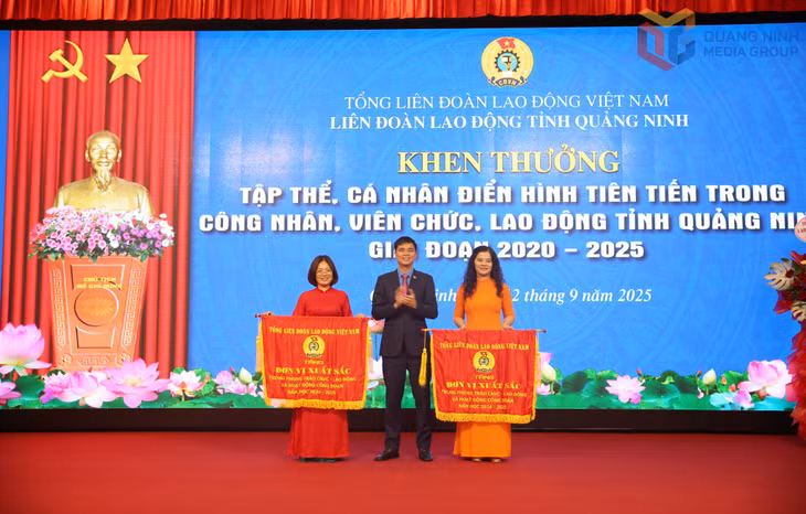 Đồng chí Ngọ Duy Hiểu, Phó Chủ tịch Tổng LĐLĐ Việt Nam trao Cờ đơn vị xuất sắc của Tổng LĐLĐ Việt Nam cho 2 đơn vị ngành Giáo dục, năm học 2024 - 2025.