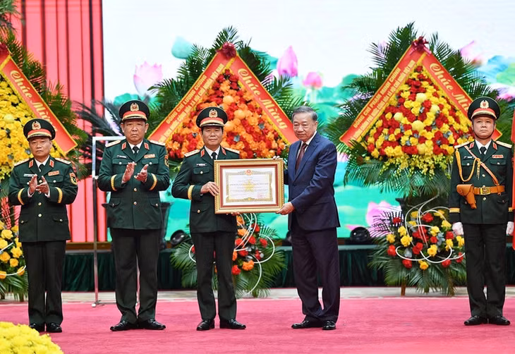 Thay mặt lãnh đạo Đảng, Nhà nước, Tổng Bí thư Tô Lâm trao danh hiệu Anh hùng Lực lượng vũ trang nhân dân tặng Bộ Tổng Tham mưu QĐND Việt Nam.