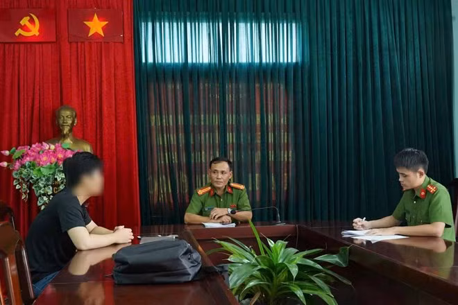 Nạn nhân trình báo công an việc lừa đảo bằng tinh thức bắt cóc. Ảnh: Công Quang.