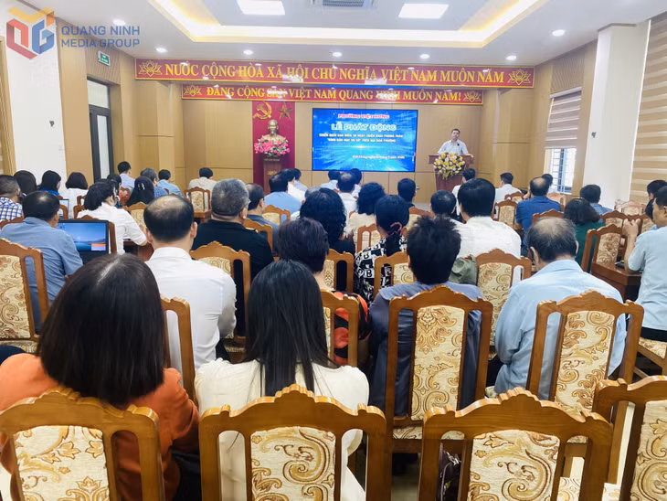Lớp tập huấn "Bình dân học vụ số" tại khu phố 3 (phường Bãi Cháy).