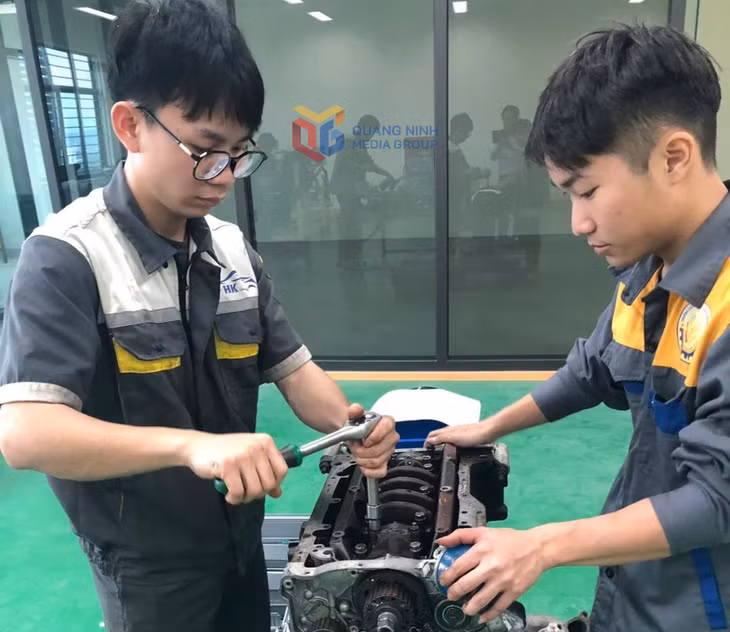 Phần thi tốt nghiệp của sinh viên lớp cao đẳng công nghệ ô tô K7A1, K7A2, Trường Cao đẳng Việt - Hàn Quảng Ninh