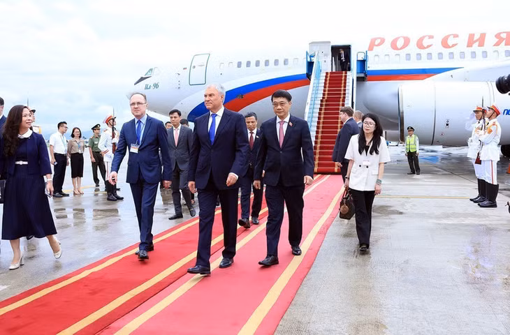 Chủ tịch Đuma Quốc gia Quốc hội Liên bang Nga đến Hà Nội, bắt đầu thăm chính thức tới Việt Nam (Ảnh: TTXVN)