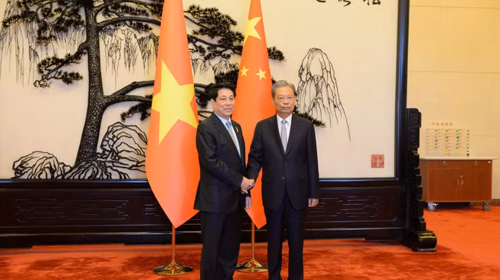 Chủ tịch nước Lương Cường hội kiến với Ủy viên trưởng Nhân đại toàn quốc Trung Quốc Triệu Lạc Tế.