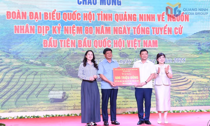 Đoàn ĐBQH tỉnh Quảng Ninh cùng Ủy ban MTTQ tỉnh trao hỗ trợ tỉnh Tuyên Quang 600 triệu đồng xóa nhà tạm, nhà dột nát trên địa bàn tỉnh. 