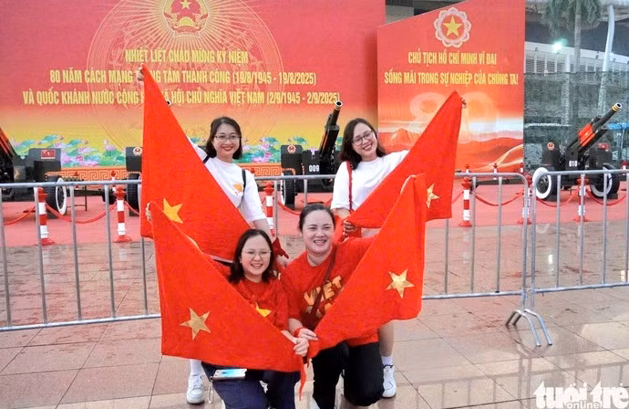 Người dân thích thú ngắm dàn đại bác và chụp lại những bức ảnh kỷ niệm tại sân vận động quốc gia Mỹ Đình - Ảnh: NGỌC AN