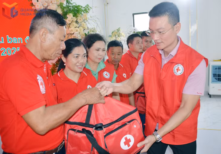 Phó Chủ tịch Hội Chữ thập đỏ tỉnh Nguyễn Tuấn Anh trao tặng túi cứu thương cho các Đội tình nguyện viên ATGT.