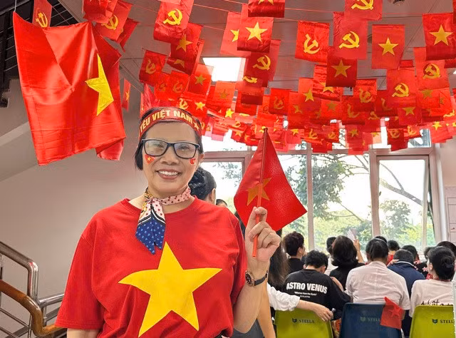 Bà Diệu Hồng vượt hàng nghìn cây số trở về Việt Nam để được tham dự đại lễ A80. Ảnh: Thùy Linh