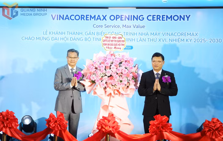 Đồng chí Nghiêm Xuân Cường, Phó Chủ tịch HĐND tỉnh tặng hoa chúc mừng Chủ đầu tư (Tập đoàn CoreMax).
