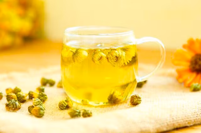 Trà hoa cúc giúp làm dịu chứng ợ nóng.