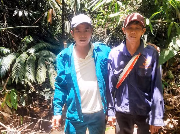 Người đàn ông (bên phải) vào rừng bẻ măng rồi bị lạc nhiều giờ. Ảnh: Công an cung cấp