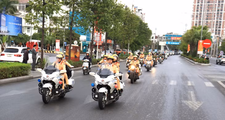 2024-01_Các lực lượng chức năng diễu hành hưởng ứng Năm An toàn giao thông và cao điểm đảm bảo trật tự, an toàn giao thông Tết Nguyên đán Giáp Thìn và Lễ hội xuân 2024. Ảnh: Việt Hưng