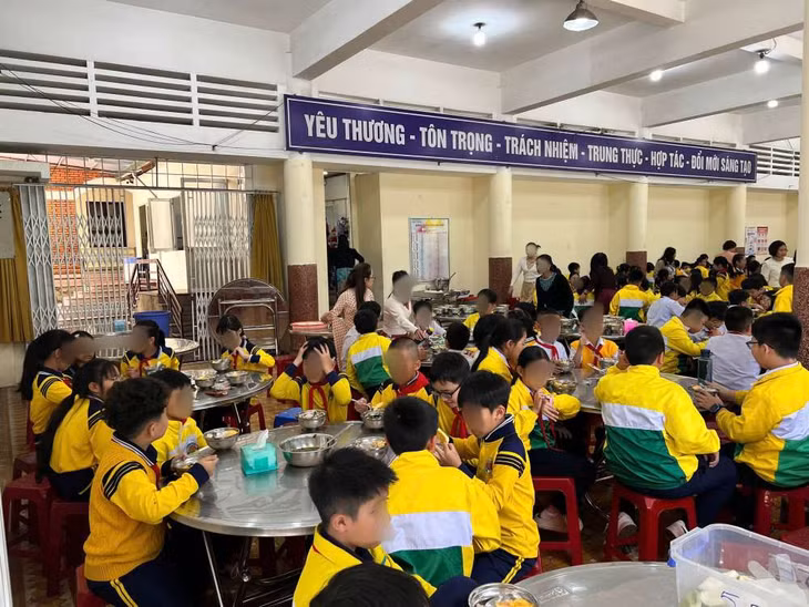 Trường Tiểu học Trưng Vương thông báo tạm ngưng tổ chức ăn bán trú từ ngày 22.9. Ảnh: Lam Hồng