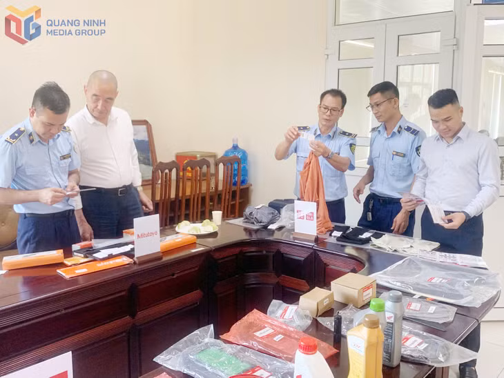 Cán bộ Chi cục QLTT tỉnh tham gia tập huấn nhận biết hàng thật, hàng giả.