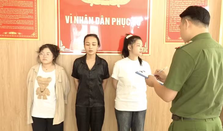 Các nghi phạm trong đường dây mua bán người bị Công an tỉnh Nghệ An bắt giữ - Ảnh: MINH QUÂN