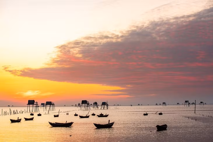 Vẻ đẹp bình yên nơi cửa biển ở Hưng Yên. Hiện nay có 2 bãi biển du khách có thể quan sát mặt biển phẳng lặng nhưng tấm gương vô cực là bãi biển Quang Lang và Thụy Xuân, tọa lạc tại xã Thái Thụy và xã Đông Thụy Anh, tỉnh Hưng. Ảnh: Đoàn Ngọc Anh