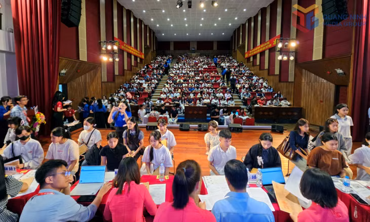 Trường Đại học Hạ Long tổ chức nhập học cho các thí sinh trúng tuyển đại học đợt 1 năm 2025.