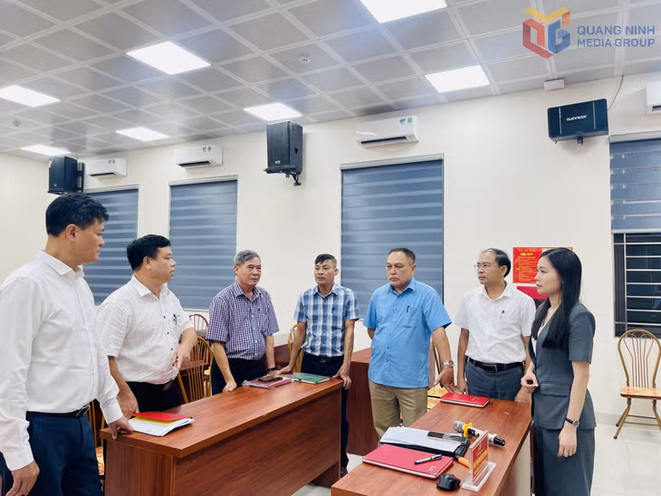 Lãnh đạo phường Hà Lầm trực tiếp giải đáp vướng mắc của các tổ dân, khu phố về việc triển khai chiến dịch.