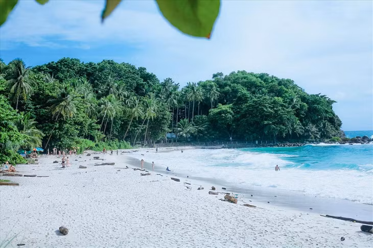 Du khách đến bãi biển Freedom trên đảo Phuket, Thái Lan. Ảnh: Phạm Mai Linh