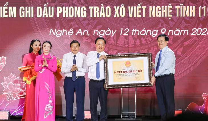 Phó Thủ tướng Chính phủ Mai Văn Chính trao Bằng xếp hạng di tích quốc gia đặc biệt “Những địa điểm ghi dấu Phong trào Xô viết Nghệ Tĩnh (1930-1931) tại Nghệ An” cho lãnh đạo tỉnh Nghệ An. Ảnh: Duy Chương