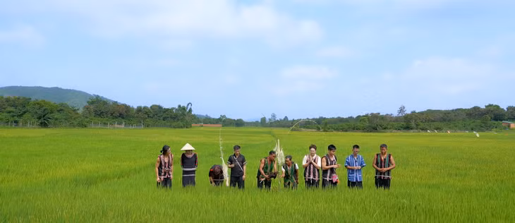 Dưới sự hướng dẫn của già làng Y Thiên, các thành viên tận mắt chứng kiến nghi lễ cắm cây nêu - biểu tượng của sự sinh sôi, no đủ, gửi gắm ước vọng mùa màng bội thu - Ảnh: BTC