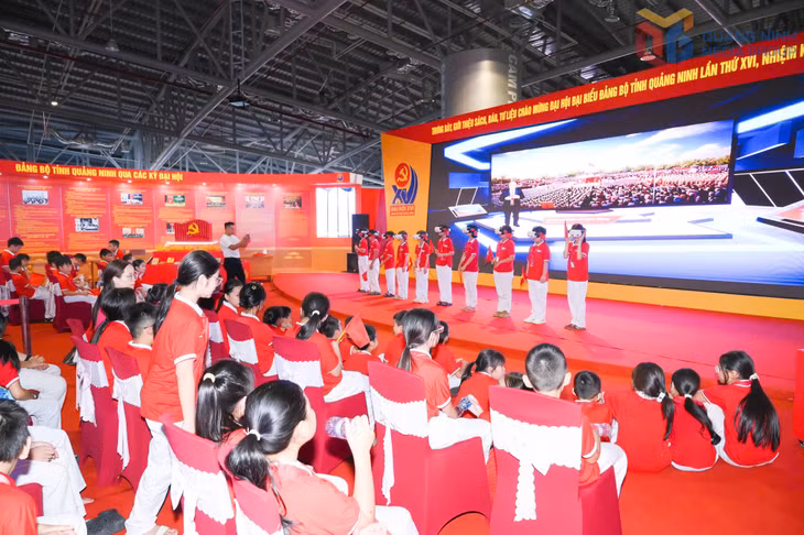 Học sinh nhà trường trải nghiệm không gian thực tế ảo do Đài Tiếng nói Việt Nam (VOV) phối hợp triển khai, kết hợp VR và AI.