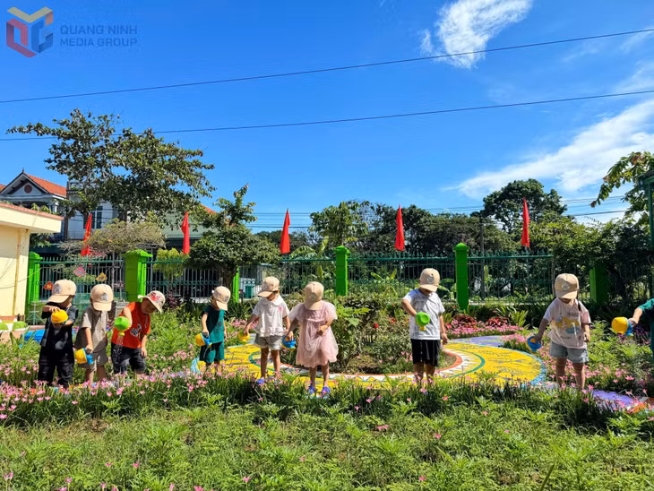 Học sinh Trường Mầm non Quảng Thịnh trải nghiệm chăm sóc vườn hoa.