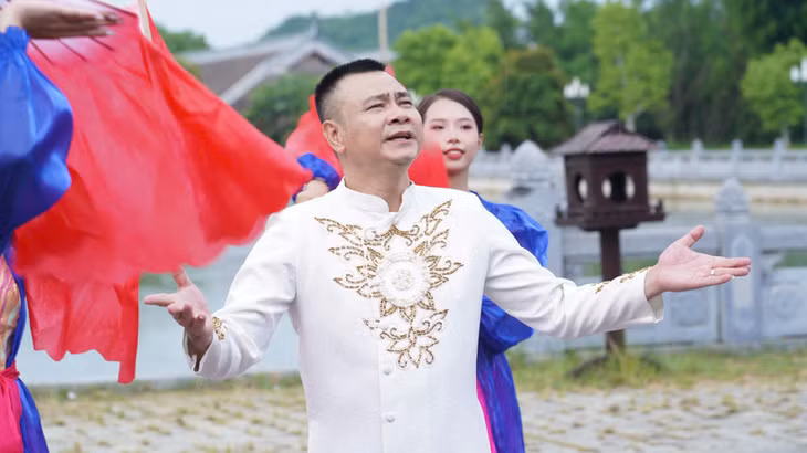 Nghệ sĩ nhân dân Tự Long thể hiện những câu hát đầy ấn tượng, mới mẻ.