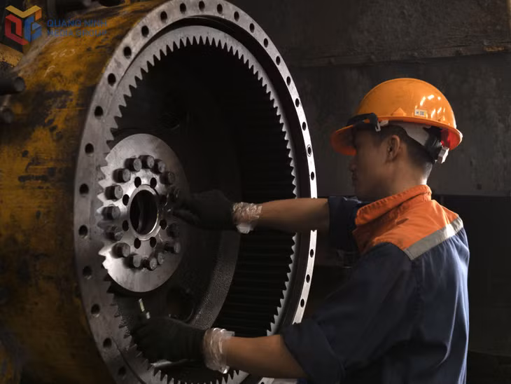 Công nhân Công ty CP Than Cao Sơn kiểm tra, bảo dưỡng thiết bị cơ giới hóa phục vụ sản xuất.