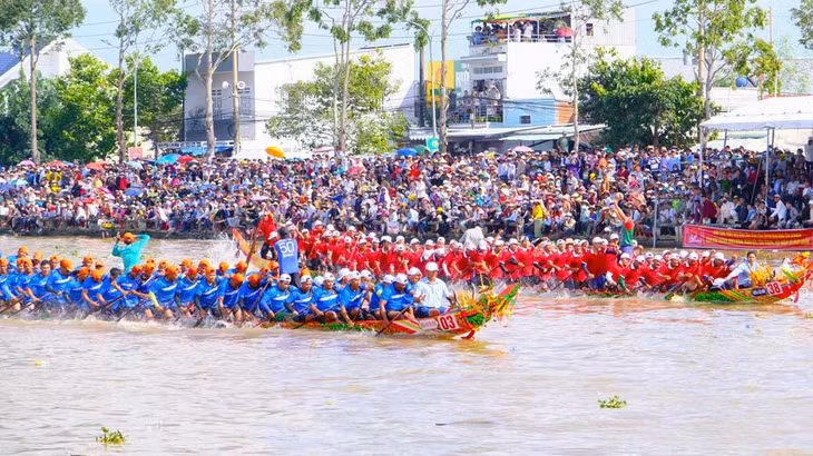 Lễ hội Oóc om bóc - đua ghe Ngo tỉnh Sóc Trăng, Khu vực ĐBSCL lần thứ VI năm 2024 đã thu hút khoảng 200.000 lượt người đến xem và cổ vũ (tăng 30% so với năm 2023). Ảnh: Phương Anh