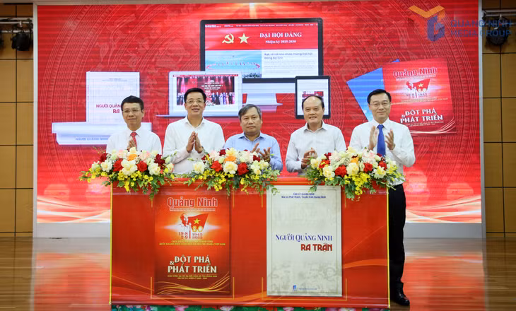 Đồng chí Vũ Đại Thắng, Ủy viên BCH Trung ương Đảng, Bí thư Tỉnh ủy, Trưởng Đoàn Đại biểu Quốc hội tỉnh cùng các đại biểu thực hiện nghi thức ra mắt chuyên trang Đại hội Đảng và các ấn phẩm đặc biệt.