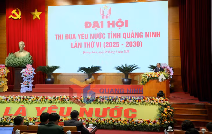 Đồng chí Nguyễn Hoàng Quý, Bí thư Đảng uỷ, Chủ tịch HĐND phường Bãi Cháy, đại diện cho 54 xã, phường, đặc khu lên phát biểu hưởng ứng lời phát động phong trào thi đua giai đoạn 2025-2030 (9-2025). Ảnh: Minh Hà