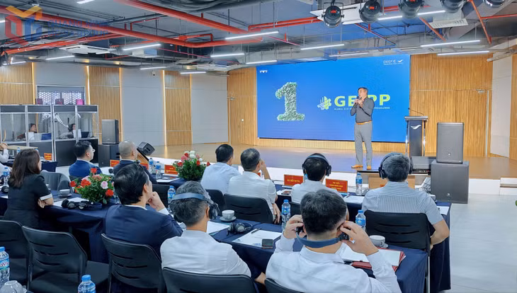Đại diện Công ty CP KCN Bắc Tiền Phong giới thiệu khái quát tới các đại biểu về định hướng chuyển đổi sang mô hình KCN sinh thái của Deep C.