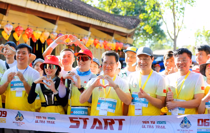 Các đại biểu, VĐV thể hiện tình yêu, sự ủng hộ cao độ với đường chạy Ultra Trail.