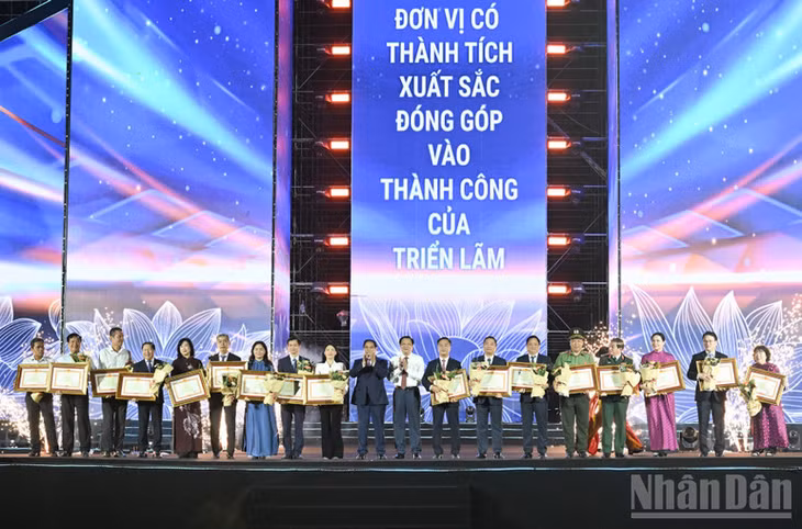 Thủ tướng Phạm Minh Chính và Trưởng Ban Nội chính Trung ương Phan Đình Trạc trao Bằng khen của Thủ tướng Chính phủ tặng các tập thể, cá nhân có thành tích xuất sắc. (Ảnh: TRẦN HẢI)