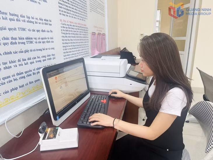 Chị Nguyễn Thị Lan Anh (khu Minh Khai, phường Tuần Châu) nộp hồ sơ trực tuyến. 